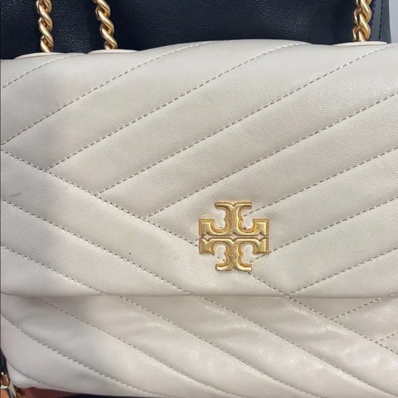 Tory Burch Quilted Cream Shoulder Bag with Gold Chain - Picture 6 of 11
